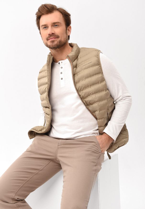 Volcano - Biały longsleeve L-CASH. Kolor: biały. Materiał: prążkowany, bawełna, materiał, włókno, dzianina, skóra. Długość rękawa: długi rękaw. Długość: długie. Wzór: paski. Sezon: zima, jesień, wiosna, lato. Styl: klasyczny