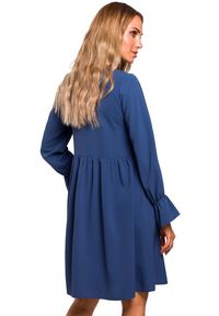 Sukienki.shop - Sukienka oversize elegancka rozkloszowana z falbaną niebieska. Okazja: na co dzień. Kolor: niebieski. Materiał: materiał, tkanina, elastan. Wzór: gładki. Typ sukienki: oversize. Styl: elegancki