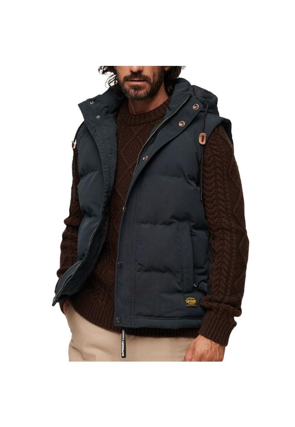 Kurtka bez rękawów z kapturem Superdry Everst. Typ kołnierza: kaptur. Kolor: niebieski. Materiał: puch. Długość rękawa: bez rękawów