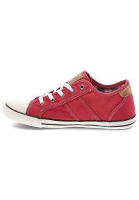 Czerwone Trampki Mustang Płaskie Obuwie Unisex. Okazja: na co dzień. Zapięcie: pasek. Kolor: czerwony. Materiał: materiał, jeans, guma. Sezon: lato. Styl: klasyczny, elegancki, casual