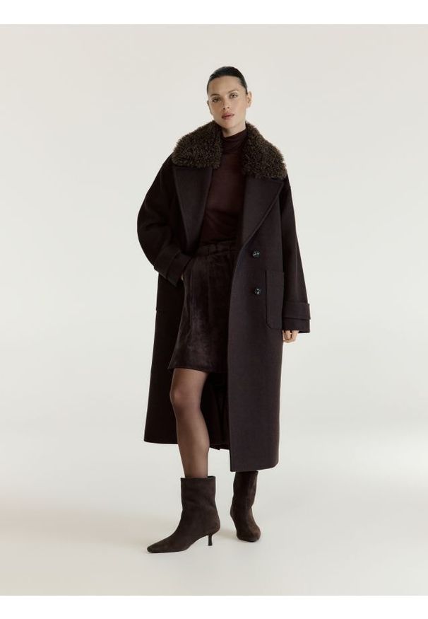 Reserved - Płaszcz z dodatkiem wełny - ciemnobrązowy. Kolor: brązowy. Materiał: wełna