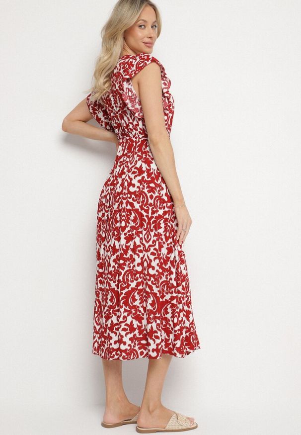 Born2be - Bordowa Bawełniana Sukienka Rozkloszowana z Falbankami w Ornamentalny Wzór Zaliette. Okazja: na co dzień. Typ kołnierza: kołnierz z falbankami. Kolor: czerwony. Materiał: bawełna. Długość rękawa: krótki rękaw. Styl: elegancki, casual