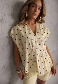 Renee - Żółta Bluzka Bawełniana w Groszki Oversize Jeniera. Okazja: na co dzień. Typ kołnierza: dekolt w serek. Kolor: żółty. Długość: krótkie. Wzór: grochy. Materiał: bawełna. Długość rękawa: krótki rękaw. Sezon: wiosna, lato. Styl: retro, casual #1