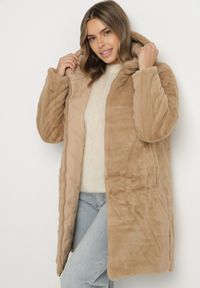 Born2be - Ciemnobeżowa Długa Kurtka Dwustronna z Pikowanymi Przeszyciami i Kapturem Olidia. Okazja: na spacer, na co dzień. Kolor: beżowy. Materiał: dzianina, poliester, jeans, futro. Długość: długie. Styl: casual, elegancki #7