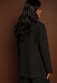 Renee - Czarna Dwurzędowa Marynarka z Wiskozą i Usztywnianą Linią Ramion Ellirisa. Okazja: na co dzień, na spotkanie biznesowe. Kolor: czarny. Materiał: wiskoza. Styl: klasyczny, casual, elegancki, biznesowy #8