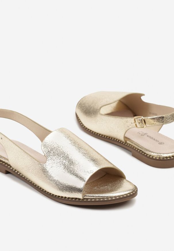 Renee - Złote Sandały Slingback ze Skórzaną Wkładką i Noskiem Peep Toe Kirassa. Nosek buta: otwarty. Zapięcie: sprzączka. Kolor: złoty. Materiał: skóra. Obcas: na płaskiej podeszwie. Styl: klasyczny