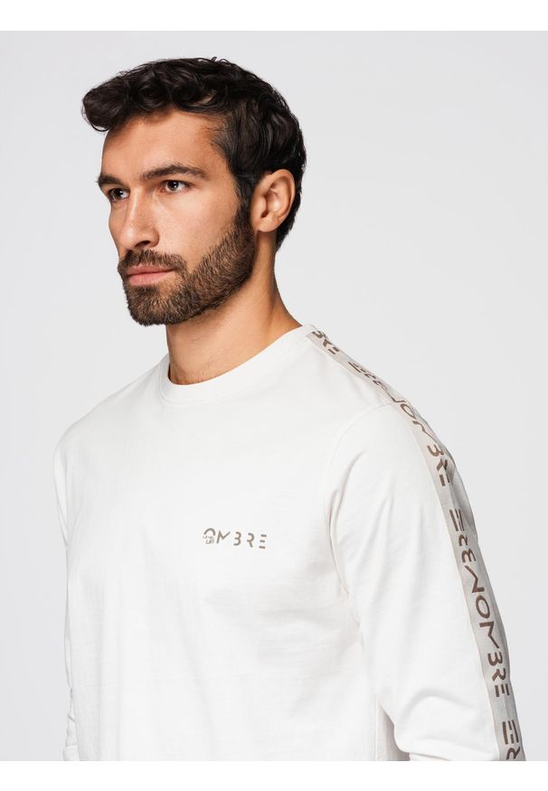 Ombre Clothing - Bawełniany męski longsleeve U-neck z lampasami i nadrukiem na piersi – złamana biel V3 - Rozmiar: XL. Materiał: bawełna. Długość rękawa: długi rękaw. Wzór: nadruk. Styl: klasyczny, sportowy
