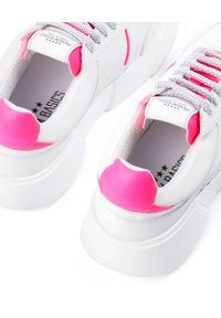PREMIUM BASICS - Sneakersy z różową piętą Fluo. Kolor: biały. Wzór: aplikacja #4