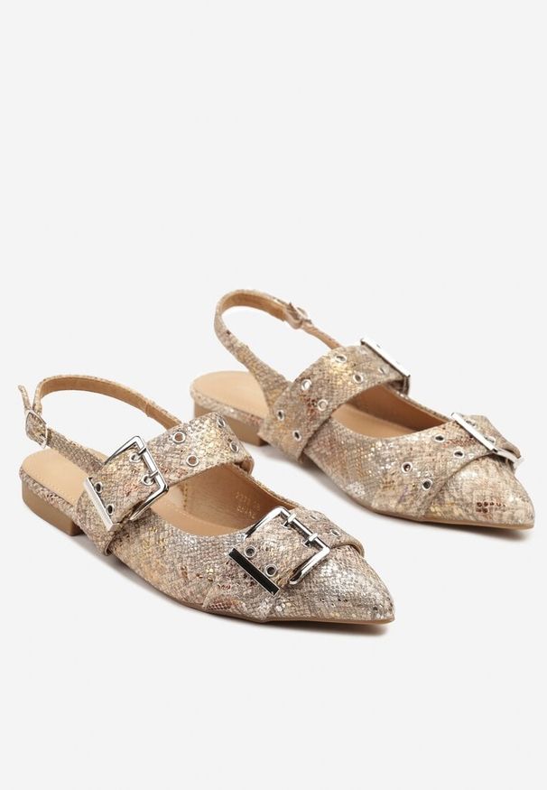 Renee - Złote Sandały Typu Slingback z Ozdobnymi Klamrami Tathelis. Okazja: na co dzień. Nosek buta: szpiczasty. Zapięcie: klamry. Kolor: złoty. Materiał: jeans. Styl: casual, elegancki