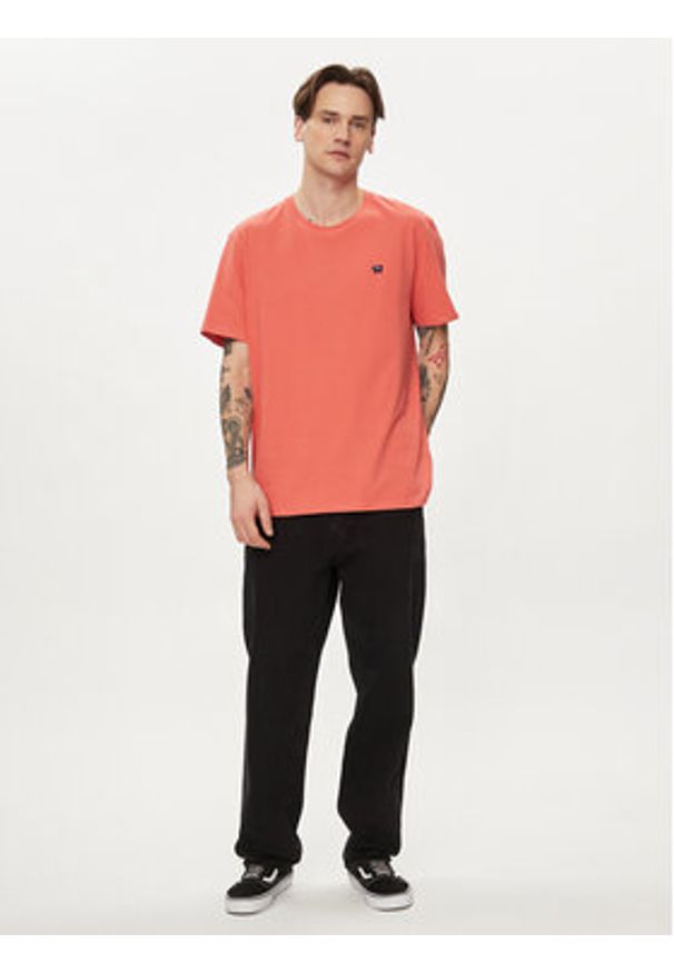 Wrangler T-Shirt Sign Off 112350437 Czerwony Regular Fit. Kolor: czerwony. Materiał: bawełna