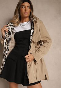 Renee - Jasnobrązowa Kurtka Parka Ozdobiona Sznurkami przy Odpinanym Kapturze Loriballe. Okazja: na co dzień. Kolor: brązowy. Materiał: jeans. Wzór: aplikacja. Sezon: jesień. Styl: casual #3