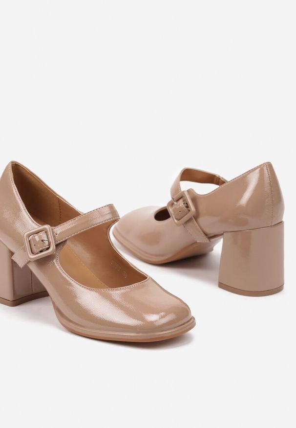 Born2be - Beżowe Eleganckie Półbuty na Słupku z Paskiem i Lakierowanym Połyskiem Lemita. Okazja: na co dzień, do pracy. Zapięcie: pasek. Kolor: beżowy. Materiał: lakier. Wzór: gładki. Obcas: na słupku. Styl: elegancki