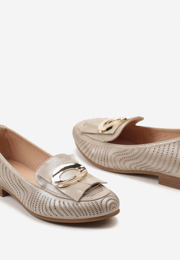 Born2be - Złote Mokasyny z Ozdobną Perforacją Klamrą i Skórzaną Wkładką Raouqa. Okazja: na co dzień. Zapięcie: klamry. Kolor: złoty. Materiał: skóra. Sezon: lato. Obcas: na obcasie. Styl: casual, elegancki. Wysokość obcasa: średni, niski