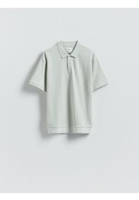 Reserved - Strukturalne polo comfort fit - jasnoniebieski. Typ kołnierza: polo. Kolor: niebieski. Materiał: bawełna, dzianina
