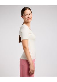 Lee - DAMSKA KOSZULKA LEE SS HENLEY ECRU 112333722. Typ kołnierza: typu henley #4