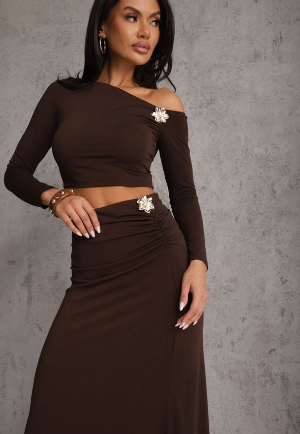 Renee - Brązowy Komplet Spódnica i Longsleeve Zdobione Marszczeniami i Aplikacjami Bervessa. Kolor: brązowy. Wzór: aplikacja