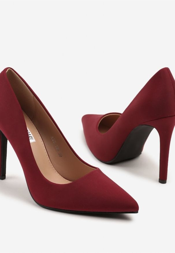 Renee - Bordowe Szpilki w Klasycznym Stylu Doviria. Okazja: na co dzień. Kolor: czerwony. Materiał: jeans. Obcas: na szpilce. Styl: klasyczny. Wysokość obcasa: średni