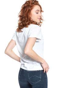 Lee - LEE T SHIRT DAMSKI LOGO T WHITE L40FEP12 112108538. Okazja: na randkę. Materiał: dresówka, bawełna, jeans. Długość rękawa: krótki rękaw. Długość: krótkie. Wzór: nadruk, kolorowy. Styl: klasyczny