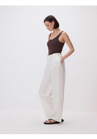 Reserved - Spodnie z lnem - biały. Kolor: biały. Materiał: len