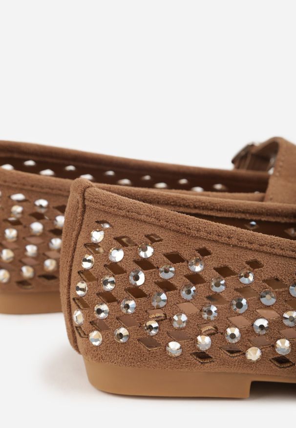 Born2be - Brązowe Ażurowe Balerinki z Paskiem z Klamerką i Cyrkoniami Feanoene. Okazja: do pracy, na spotkanie biznesowe. Zapięcie: pasek. Kolor: brązowy. Materiał: jeans, koronka. Wzór: ażurowy. Styl: klasyczny, biznesowy, elegancki