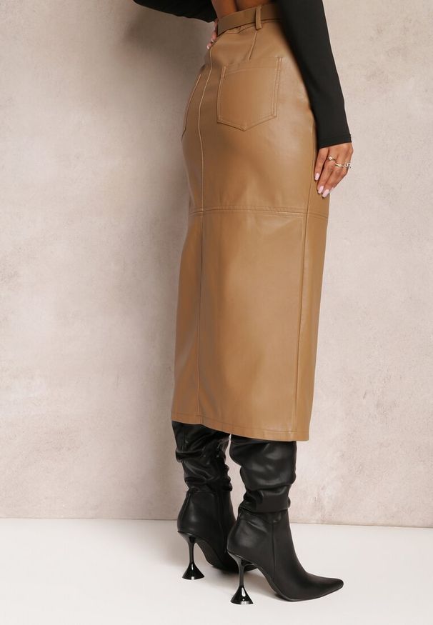 Renee - Jasnobrązowa Midi Spódnica Ołówkowa z Ekoskóry z Klamrą na Pasku Agotte. Kolor: brązowy. Styl: elegancki