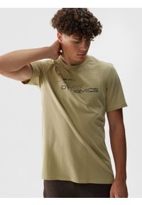 4f - 4F T-shirt regular z nadrukiem męski - khaki XL. Okazja: na co dzień. Kolor: brązowy, wielokolorowy, oliwkowy. Materiał: dzianina, jersey, bawełna. Długość rękawa: krótki rękaw. Długość: krótkie. Wzór: nadruk. Styl: sportowy, klasyczny, casual