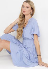 Born2be - Jasnoniebieska Sukienka Maxi z Gumką w Pasie i Koronkowymi Wstawkami Anandia. Kolor: niebieski. Materiał: koronka. Wzór: aplikacja. Długość: maxi #5