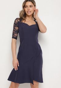 Born2be - Granatowa Asymetryczna Sukienka Vices o Dopasowanym Kroju z Koronką Natifese. Okazja: na co dzień. Typ kołnierza: dekolt kwadratowy. Kolor: niebieski. Materiał: koronka. Wzór: koronka. Typ sukienki: asymetryczne. Styl: klasyczny, casual, elegancki #1