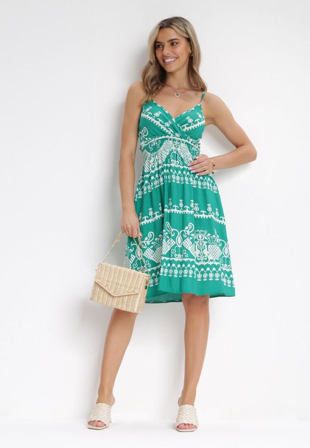 Born2be - Zielona Sukienka z Wiskozy w Ornamentalny Wzór z Gumką w Talii Hirata. Kolor: zielony. Materiał: wiskoza