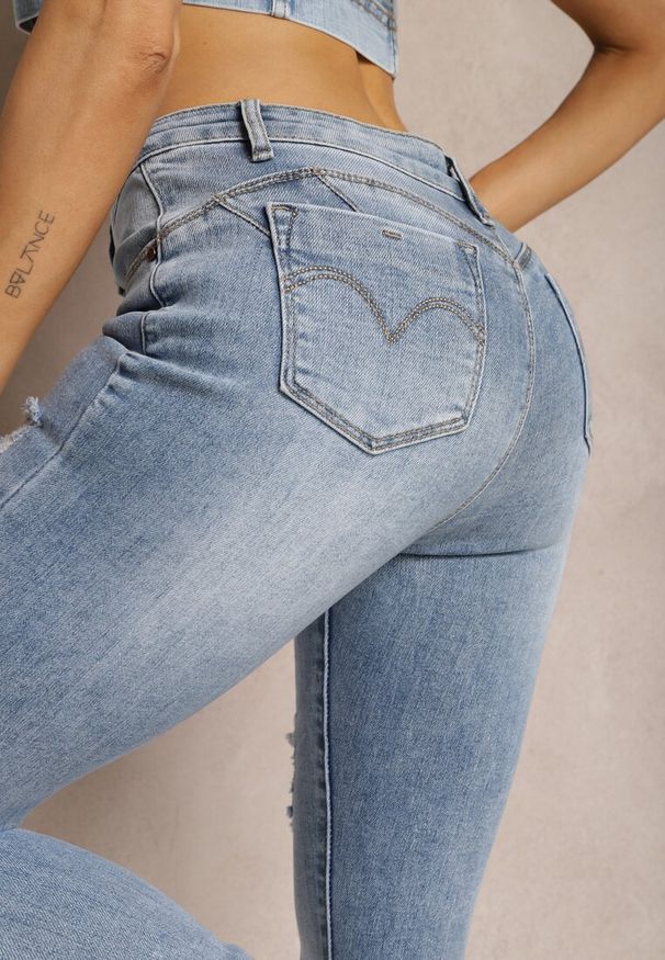 Renee - Niebieskie Jeansy Skinny Push Up Ozdobione Dziurami i Przetarciami Jellara. Kolor: niebieski. Wzór: aplikacja