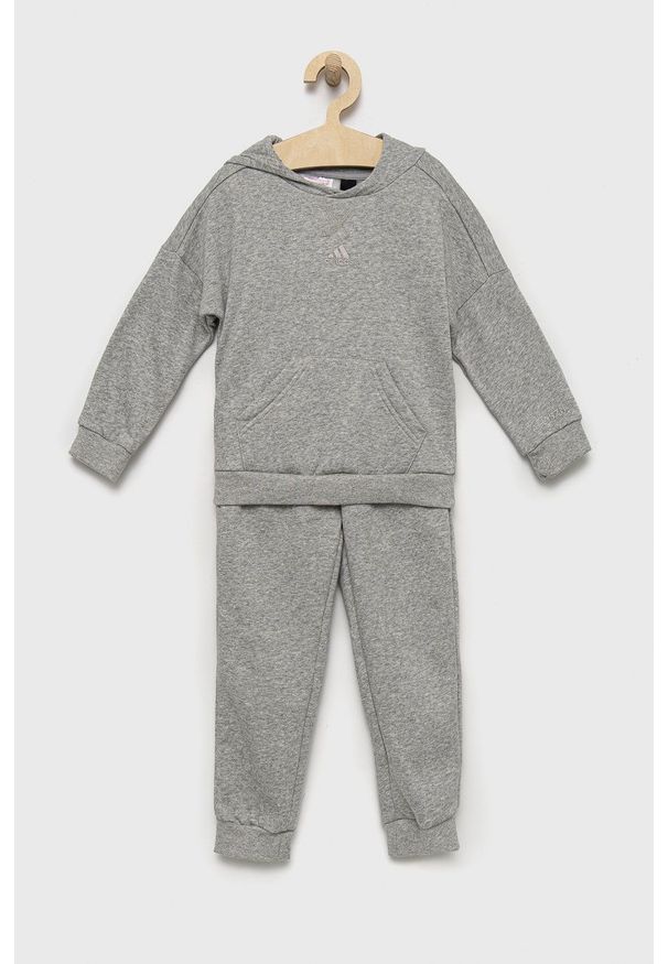 Adidas - adidas dres dziecięcy kolor szary. Kolor: szary. Materiał: dresówka