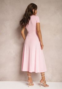 Renee - Różowa Sukienka o Taliowanym Kroju z Imitacją Węzła i Trójkątnym Dekoltem Telvitela. Kolor: różowy. Materiał: tkanina #4