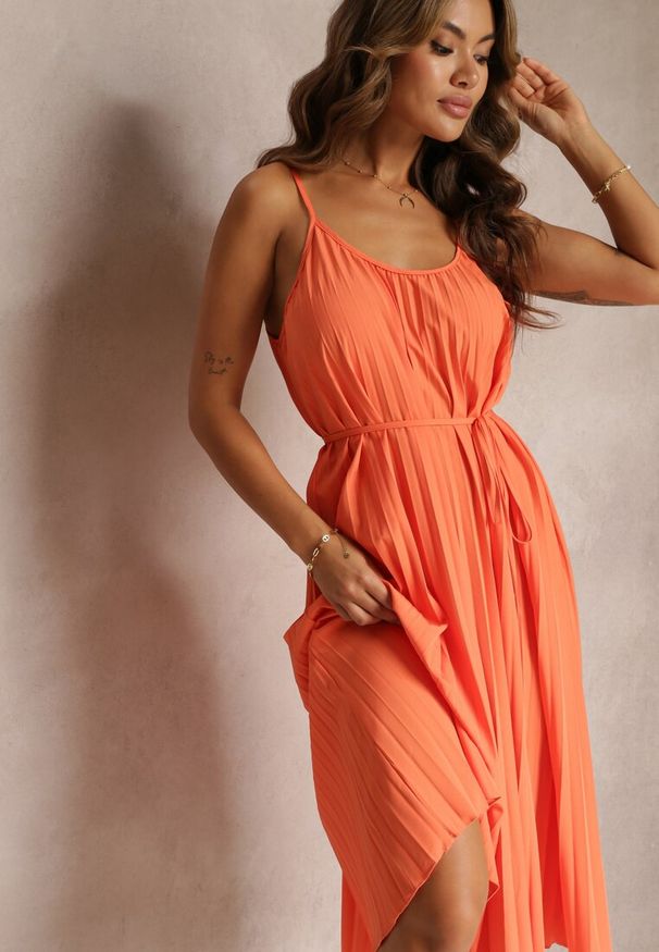 Renee - Pomarańczowa Letnia Sukienka Ozdobiona Plisowaniem i Wiązaniem w Pasie Aziel. Kolor: pomarańczowy. Materiał: tkanina. Długość rękawa: na ramiączkach. Wzór: aplikacja. Sezon: lato. Długość: midi