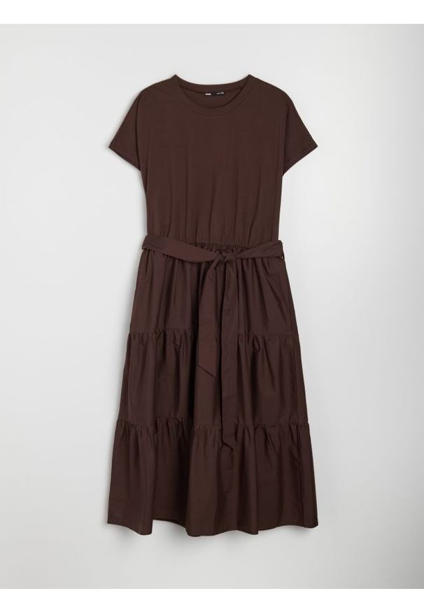 Sinsay - Bawełniana sukienka midi z efektem stopniowania i paskiem - brązowy. Kolor: brązowy. Materiał: bawełna. Długość: midi