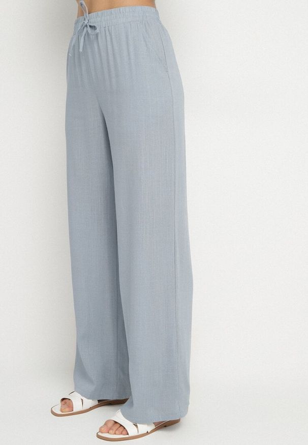 Born2be - Niebieskie Szerokie Spodnie z Lnem z Gumką w Talii i Kieszeniami Filisela. Okazja: na co dzień, do pracy. Kolor: niebieski. Materiał: len. Styl: elegancki, casual