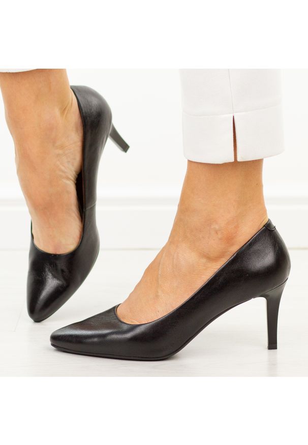 Czarne skórzane szpilki damskie Sergio Leone 1336. Okazja: do pracy, na co dzień, na spotkanie biznesowe. Kolor: czarny. Materiał: skóra. Sezon: jesień, wiosna, lato. Obcas: na szpilce. Styl: klasyczny, biznesowy, elegancki, casual, wizytowy