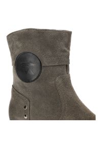 Zielone Botki Karino Damskie Wygodne Obuwie. Kolor: zielony. Materiał: zamsz. Obcas: na obcasie. Styl: elegancki. Wysokość obcasa: średni #3