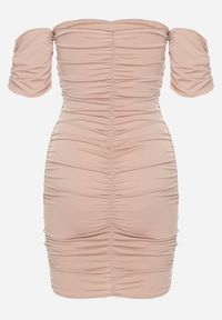 Born2be - Beżowa Marszczona Sukienka Hiszpanka o Dopasowanym Kroju Haletea. Typ kołnierza: dekolt hiszpanka. Kolor: beżowy. Typ sukienki: dopasowane #6