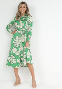 Born2be - Zielona Koszulowa Sukienka na Guziki w Kwiaty Mivy. Kolor: zielony. Materiał: tkanina, materiał. Wzór: kwiaty. Typ sukienki: koszulowe #1