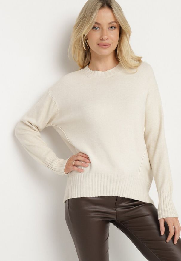 Born2be - Jasnobeżowy Sweter z Modalem i Wiskozą Ozdobiony Ściągaczami Heliti. Okazja: na co dzień. Typ kołnierza: dekolt w kształcie V. Kolor: beżowy. Materiał: wiskoza. Wzór: aplikacja. Styl: wizytowy, klasyczny, elegancki, casual