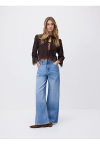 Reserved - Bluzka z haftowanym wzorem - brązowy. Kolor: brązowy. Materiał: tkanina, bawełna. Wzór: haft