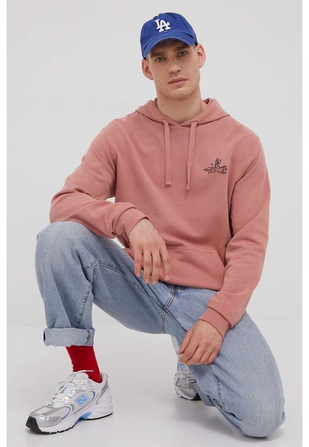 Billabong bluza męska kolor różowy z kapturem z nadrukiem. Typ kołnierza: kaptur. Kolor: różowy. Materiał: dzianina. Wzór: nadruk