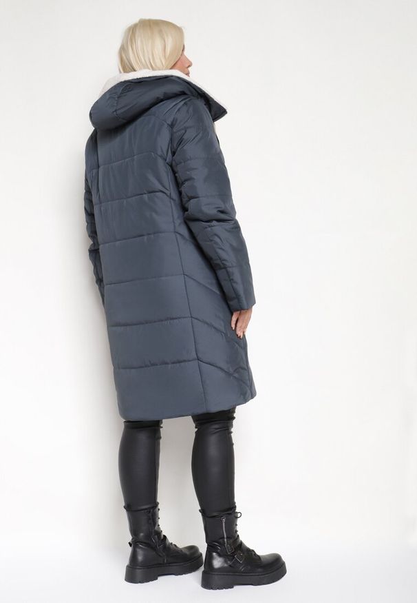 Born2be - Zielona Pikowana Kurtka Zimowa z Kapturem i Kieszeniami z Kontrastowymi Detalami Genara. Okazja: na co dzień. Typ kołnierza: kaptur. Kolor: zielony. Materiał: jeans. Sezon: zima. Styl: elegancki, casual