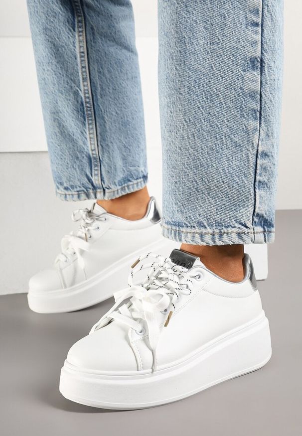 Renee - Biało-Srebrne Sneakersy z Podwójnym Sznurowaniem Zdivoria. Kolor: biały