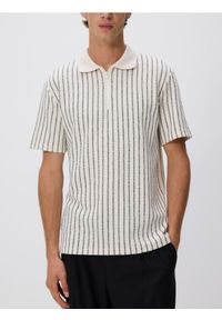 Reserved - Koszulka polo comfort w paski - złamana biel. Typ kołnierza: polo. Materiał: bawełna, dzianina. Wzór: paski