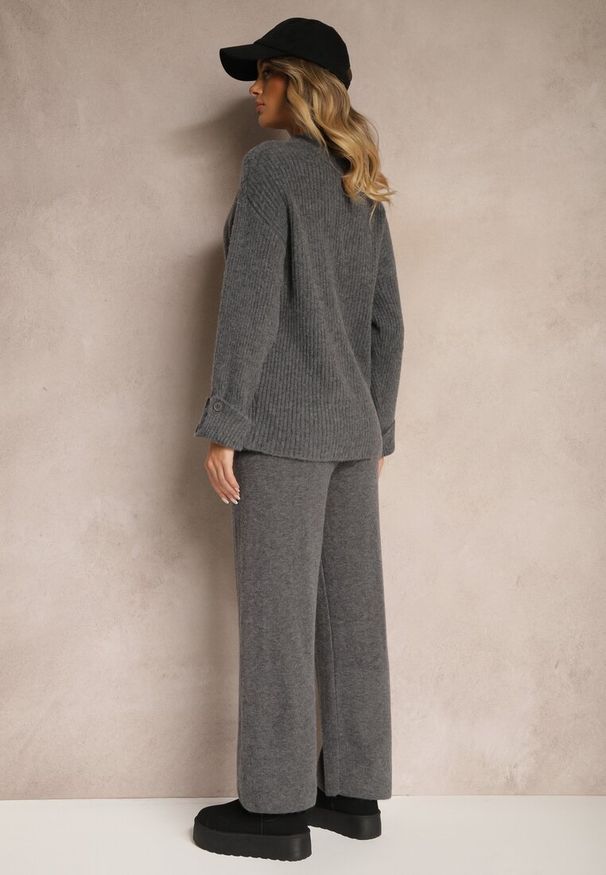 Renee - Ciemnoszary Komplet z Wełną i Bawełną Spodnie o Szerokim Kroju Sweter z Guzikami i Rozcięciem Sialwen. Kolor: szary. Materiał: bawełna, wełna