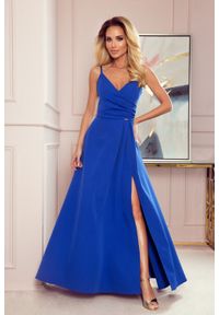 Numoco - Długa sukienka na wesele rozkloszowana na ramiączkach niebieska. Okazja: na ślub cywilny, na wesele. Kolor: niebieski. Długość rękawa: na ramiączkach. Długość: maxi
