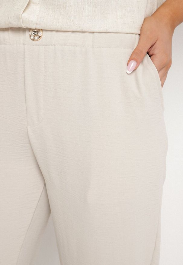 Born2be - Jasnobeżowe Spodnie o Prostym Kroju z Gumką w Talii Filavia. Okazja: na co dzień. Kolor: beżowy. Styl: casual, elegancki, sportowy