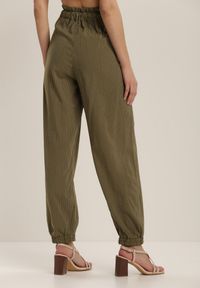 Renee - Zielone Spodnie Nethiphoia. Stan: podwyższony. Kolor: zielony. Materiał: bawełna. Długość: długie. Wzór: prążki, aplikacja