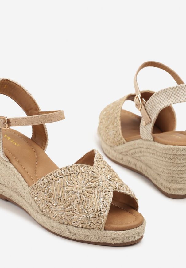 Renee - Ciemnobeżowe Sandały na Plecionym Koturnie Vices w Stylu Boho Fililuna. Okazja: na co dzień. Zapięcie: sprzączka. Kolor: beżowy. Wzór: aplikacja. Obcas: na koturnie. Styl: boho